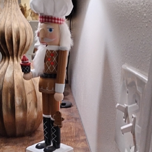 Wooden Nutcracker Chef with Cupcake Christmas Nutcracker Vintage - Picture 9 of 10